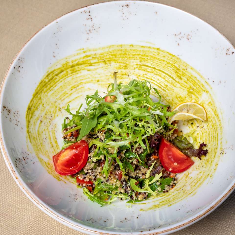 zöld és piros zöldségsaláta fehér kerámia tányérra online puzzle