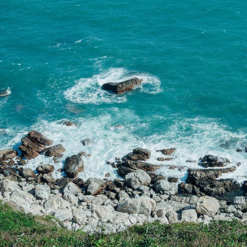 costa rochosa com ondas do mar batendo nas rochas puzzle deslizante online