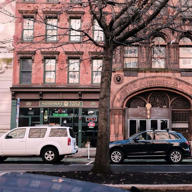 berlina blu parcheggiata accanto a un edificio di cemento marrone puzzle online