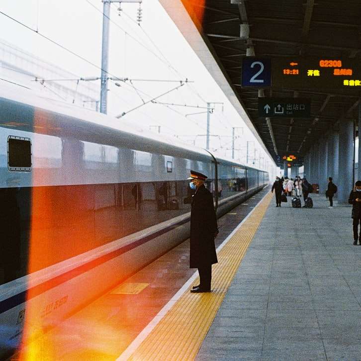 mensen lopen op treinstation online puzzel