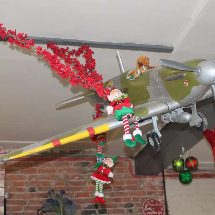 jucărie de avion cu reacție gri și roșu puzzle online