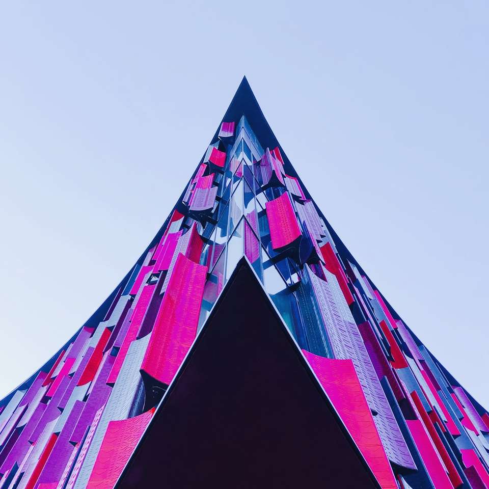 Низкоугольная фотография фиолетово-черного здания раздвижная головоломка онлайн