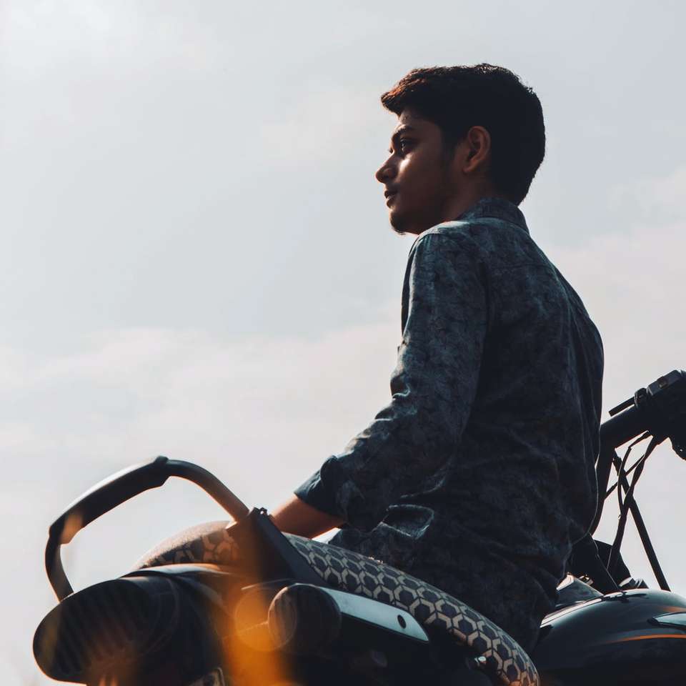 мъж в синьо дънково яке езда онлайн пъзел