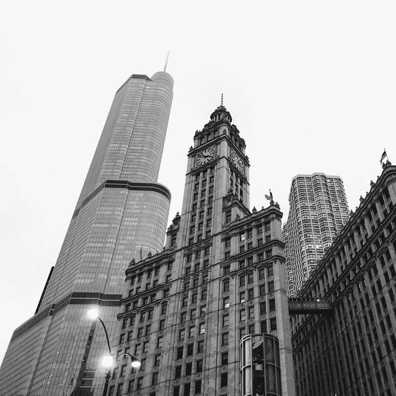 foto in scala di grigi di un edificio alto puzzle online