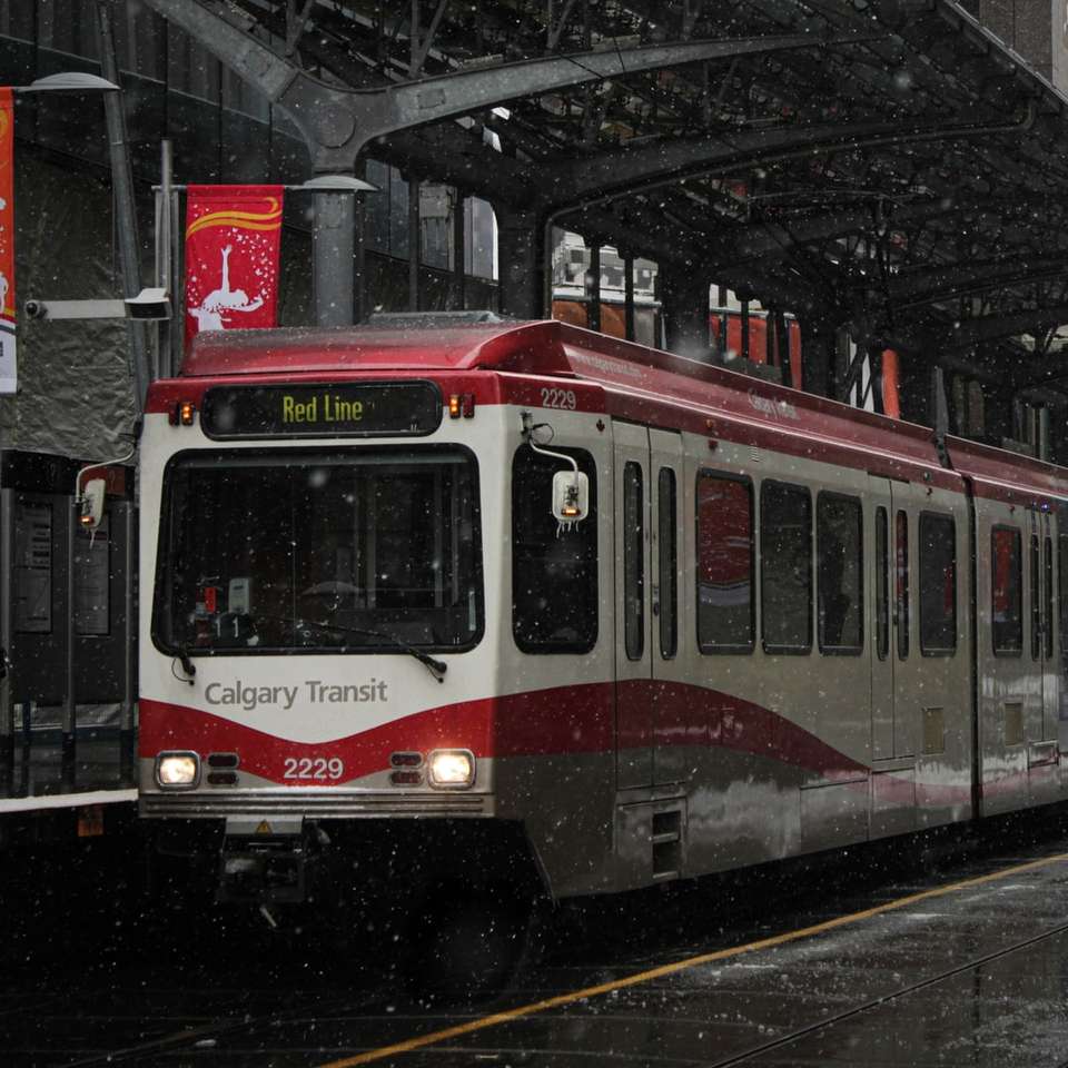 κόκκινο και άσπρο τρένο σε ράγα συρόμενο παζλ online