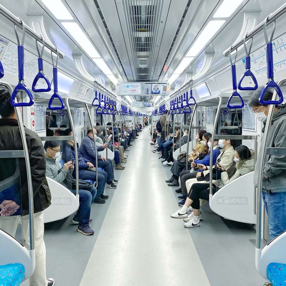 люди сидят на синих и белых сиденьях автобуса онлайн-пазл