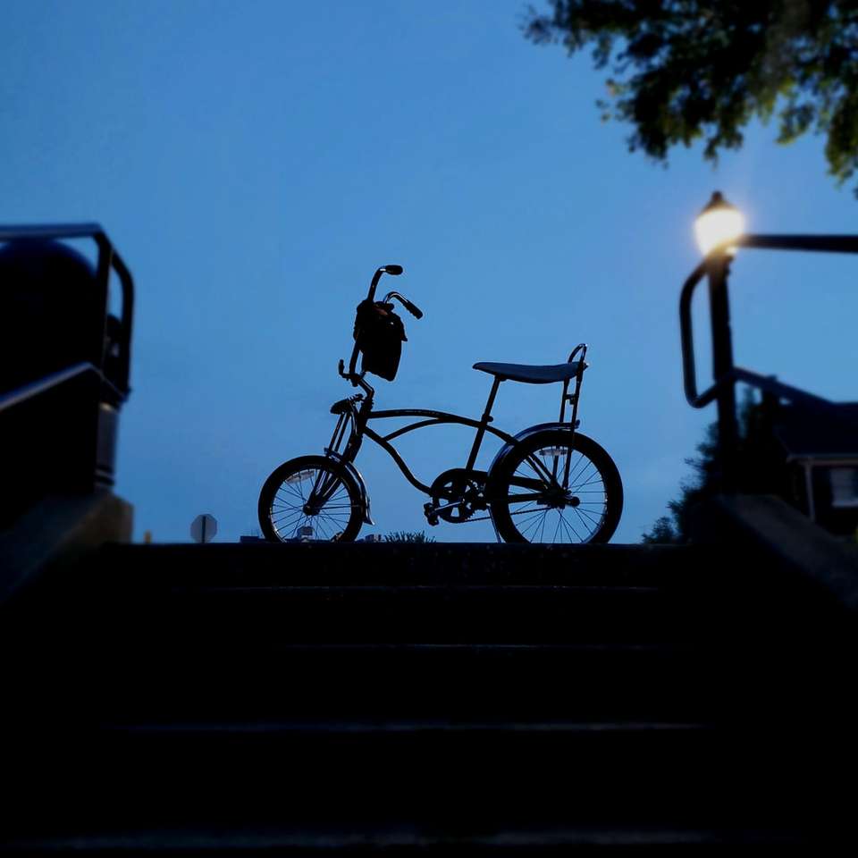 силует людини їзда на велосипеді під час заходу сонця онлайн пазл
