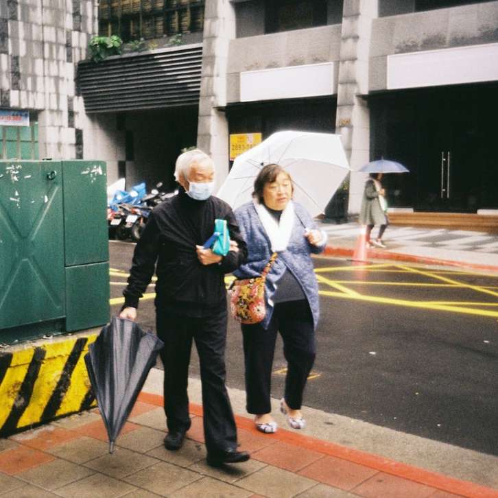 Mann in blauer Jacke und schwarzer Hose neben Frau stehend Schiebepuzzle online