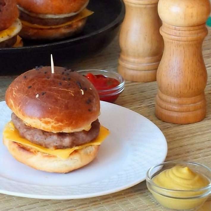 burger fehér kerámia tányérra csúszó puzzle online