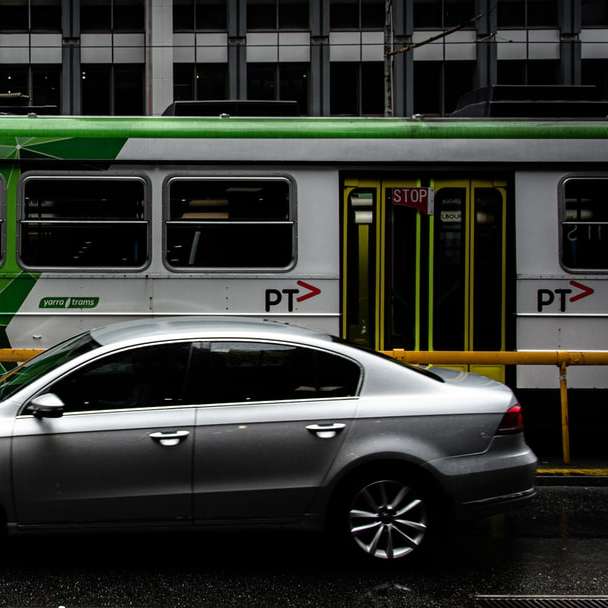 srebrny sedan zaparkowany obok zielono-białego autobusu puzzle przesuwne online