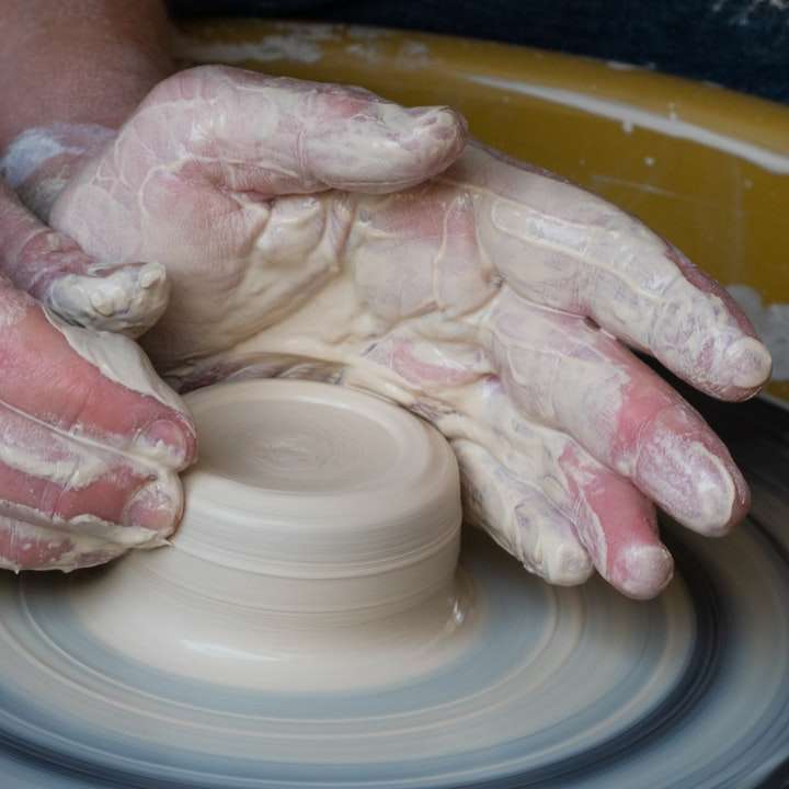 άτομο που κατασκευάζει πήλινο δοχείο κατά τη διάρκεια της ημέρας συρόμενο παζλ online