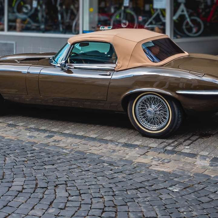 коричневий chevrolet camaro на дорозі вдень розсувний пазл онлайн
