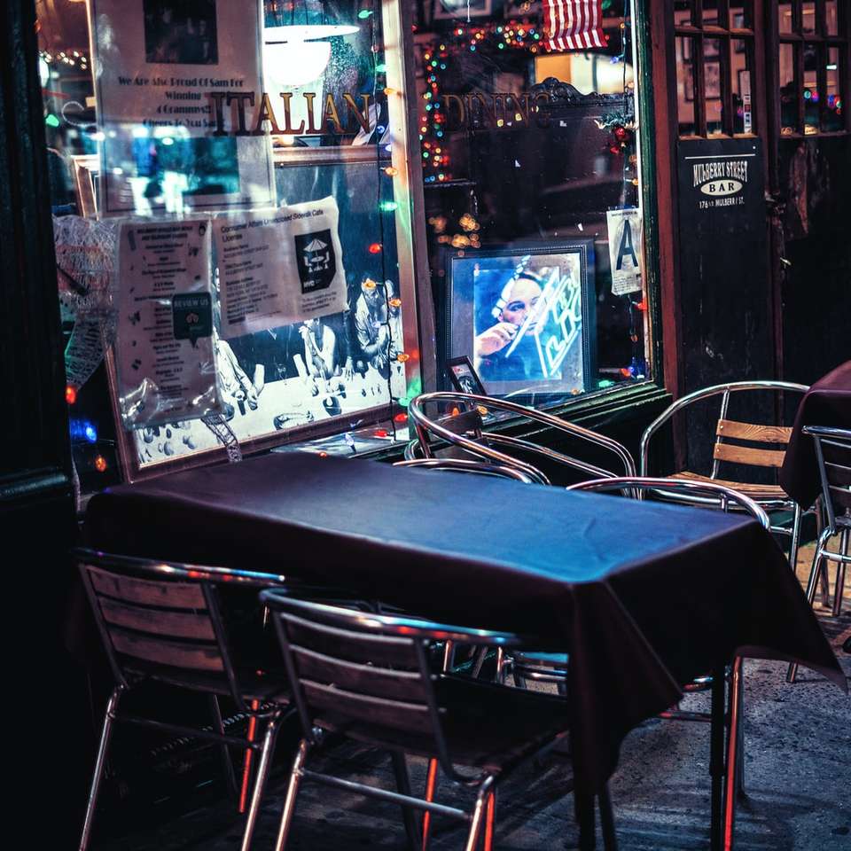 cadeiras cinza perto da mesa puzzle deslizante online