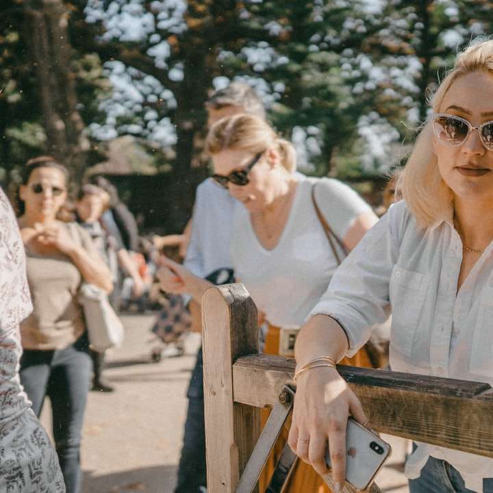 kobieta w białej koszuli z długim rękawem na sobie okulary przeciwsłoneczne puzzle online