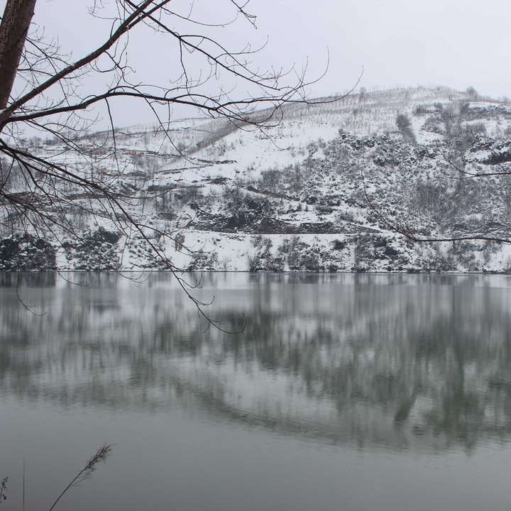 λευκό χιόνι πάνω στο νερό κατά τη διάρκεια της ημέρας online παζλ