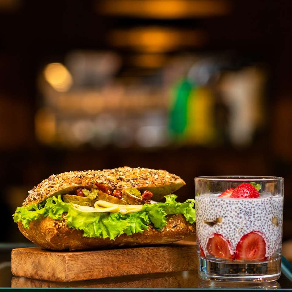 burger z sałatą i pomidorem puzzle online