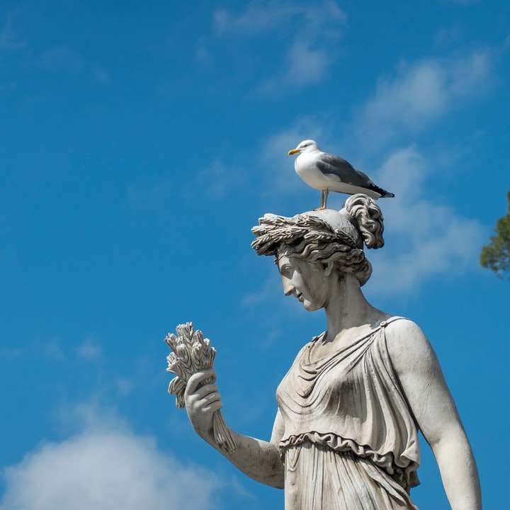 estátua de anjo sob o céu azul durante o dia puzzle online