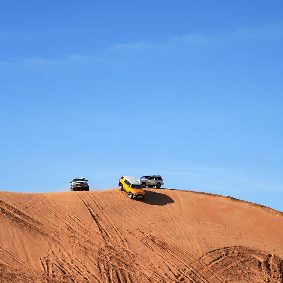 gele en zwarte auto op woestijn online puzzel
