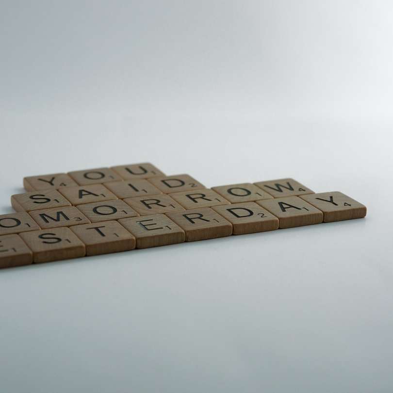 blocuri de lemn maro pe masă albă alunecare puzzle online
