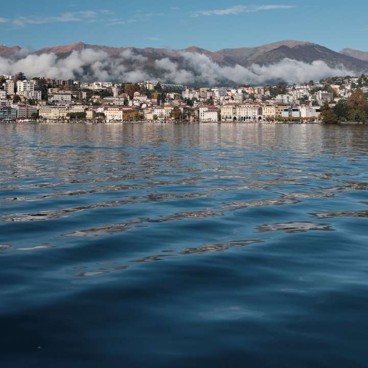 Gewässer in der Nähe von Stadtgebäuden unter bewölktem Himmel Schiebepuzzle online