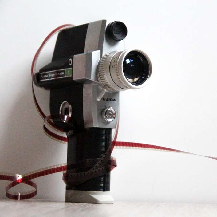 μαύρη κάμερα dslr σε λευκό πίνακα συρόμενο παζλ online
