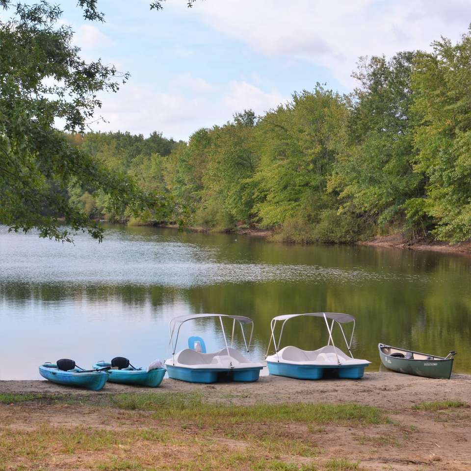 синя и бяла лодка на езерото през деня онлайн пъзел