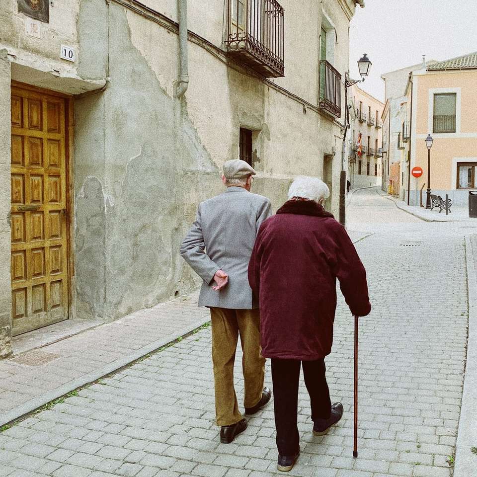 чоловік і жінка, що йдуть біля закритих дерев'яних дверей розсувний пазл онлайн
