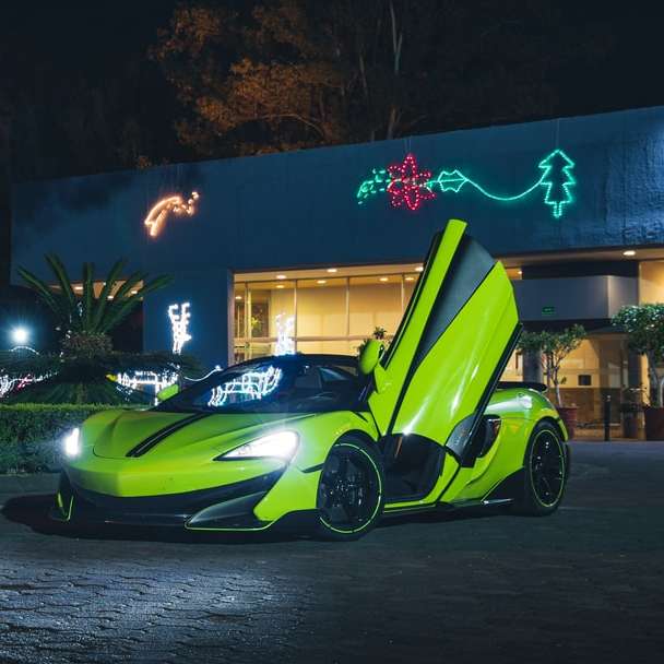 zielony i czarny samochód sportowy na drodze w nocy puzzle online