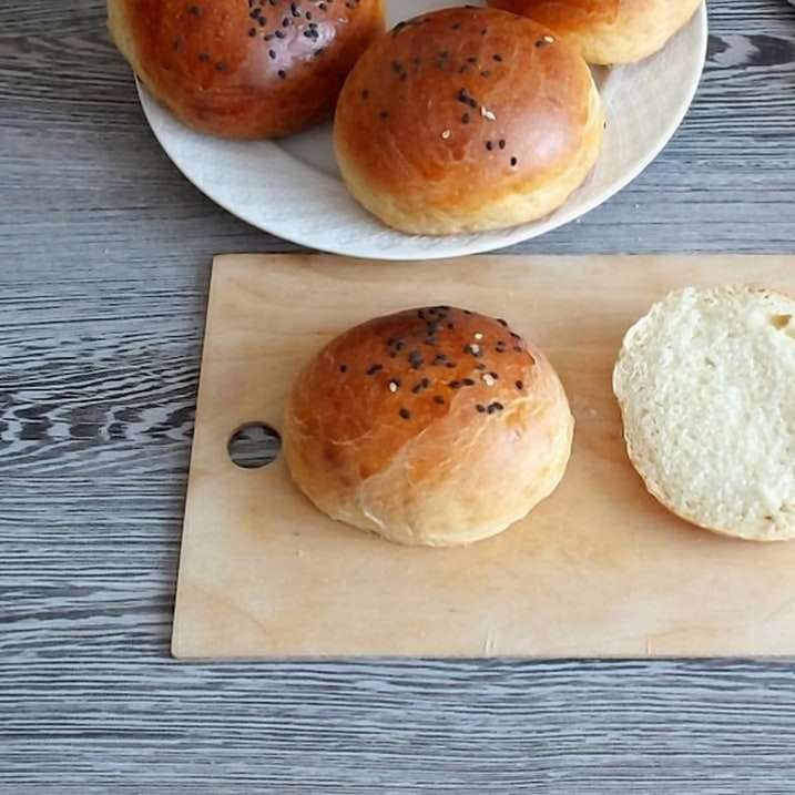 trei pâine brună pe tăiere de lemn maro alunecare puzzle online