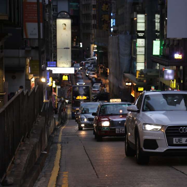 λευκό αυτοκίνητο audi στο δρόμο κατά τη διάρκεια της ημέρας συρόμενο παζλ online