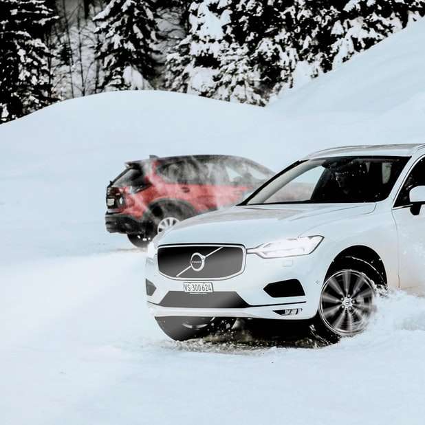 BMW m 3 blanc sur sol couvert de neige pendant la journée puzzle en ligne