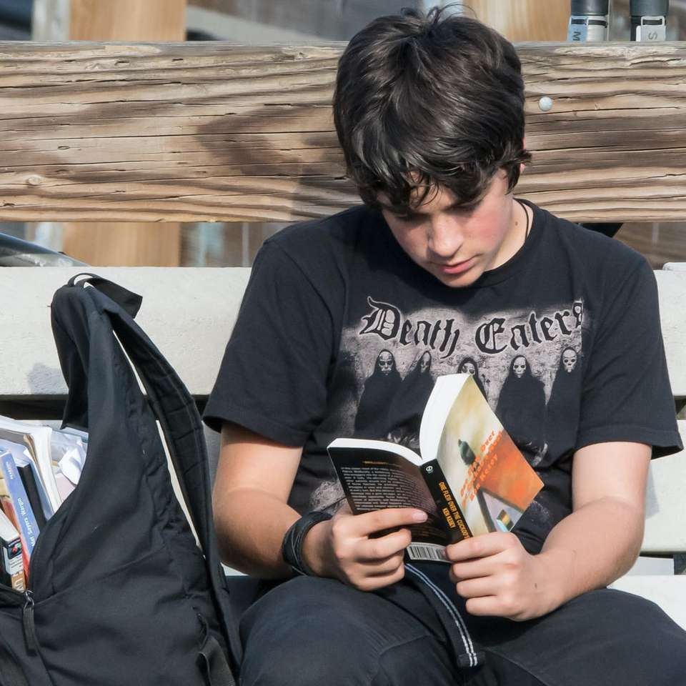 чоловік у чорній футболці з круглим вирізом, сидячи на чорному стільці онлайн пазл