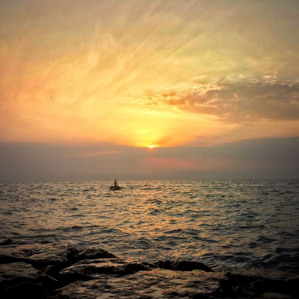 люди на пляжі під час заходу сонця розсувний пазл онлайн