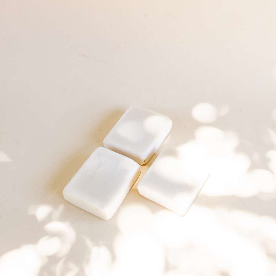 pain de savon blanc sur surface blanche puzzle coulissant en ligne