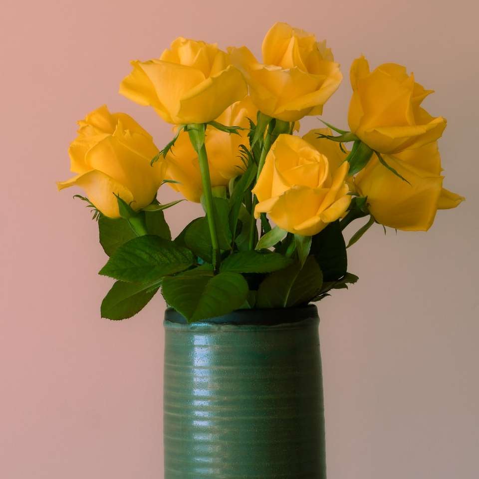žluté růže v modré keramické váze online puzzle