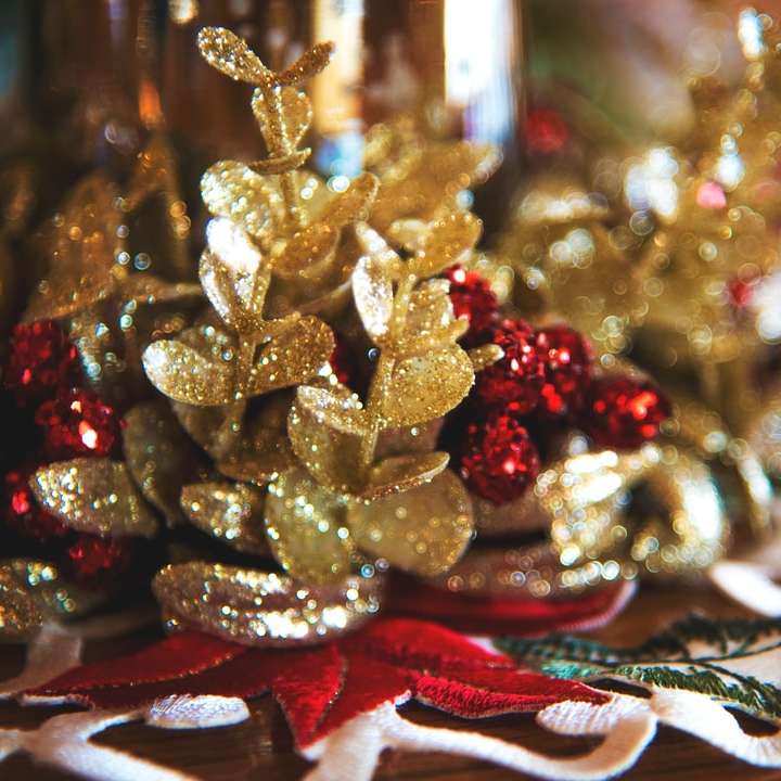 Золоті та червоні різдвяні дрібнички онлайн пазл
