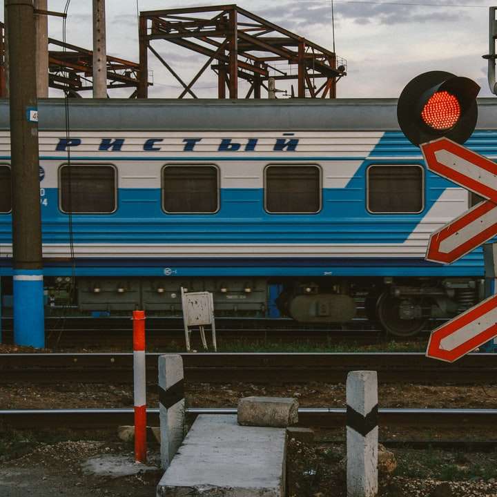 μπλε και κόκκινο τρένο σε σιδηροδρομικές γραμμές συρόμενο παζλ online