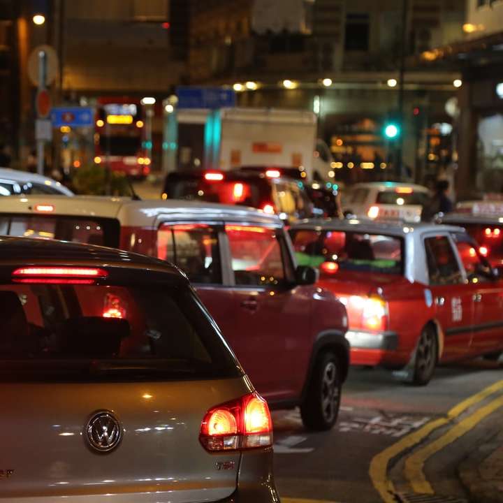 czerwony samochód na ulicy w porze nocnej puzzle online