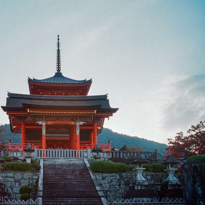 czerwona i biała świątynia pod białym niebem w ciągu dnia puzzle przesuwne online