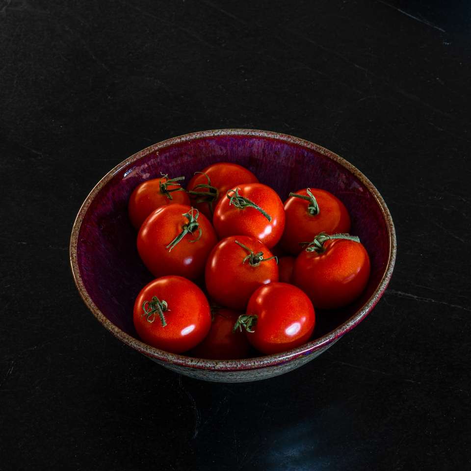czerwone owoce wiśni na czerwonej misce ceramicznej puzzle online