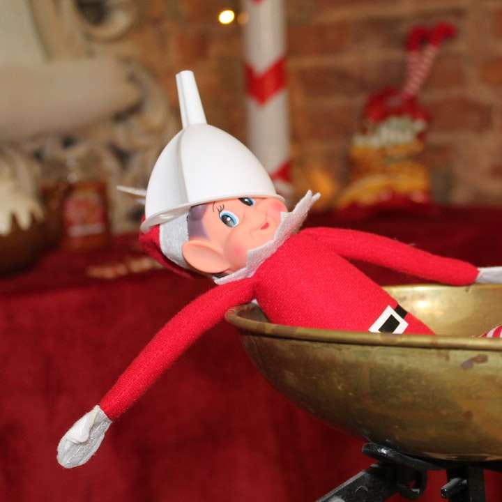 baby in rode en witte kerstmuts op bruine houten kom schuifpuzzel online