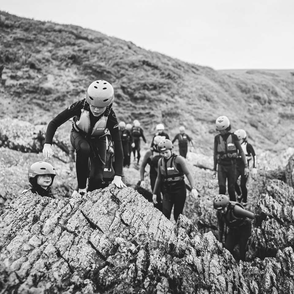 снимка в сивата скала на хора на скална формация плъзгащ се пъзел онлайн