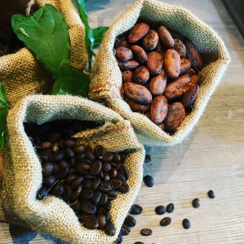 braune Kaffeebohnen auf weißem und grünem Textil Online-Puzzle
