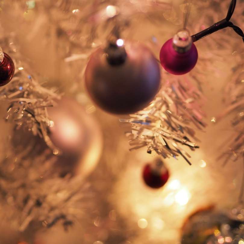 röda och silvergranskulor på julgranen Pussel online