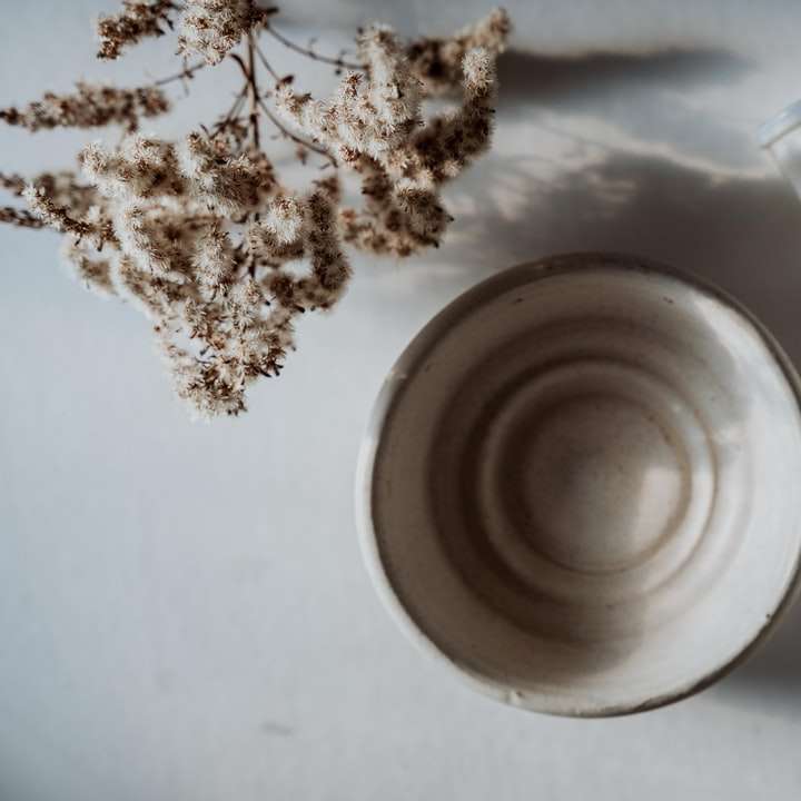 castron alb din ceramica cu pudra maro alunecare puzzle online