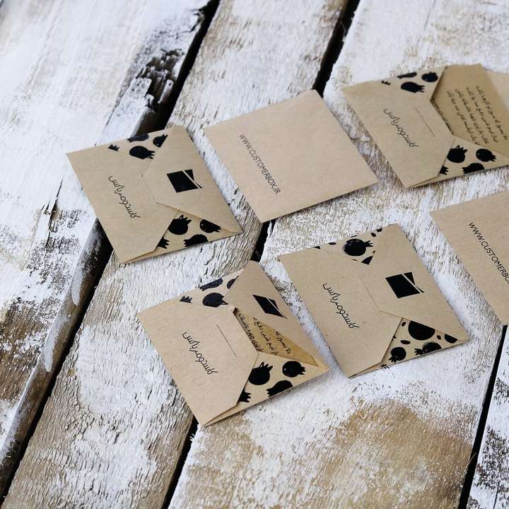 cutie de carton maro și alb alunecare puzzle online