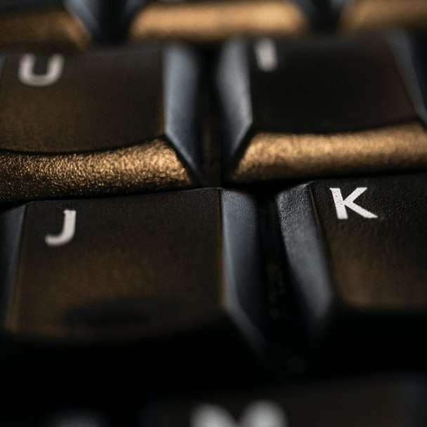 černá počítačová klávesnice na hnědý dřevěný stůl online puzzle