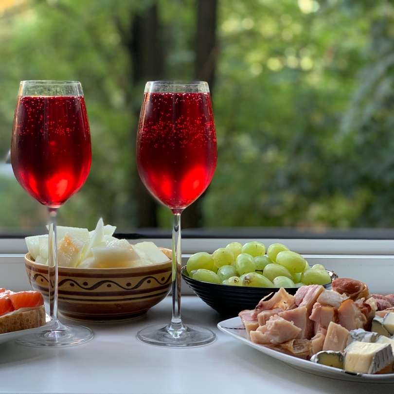 twee wijnglazen met rode wijn op tafel schuifpuzzel online
