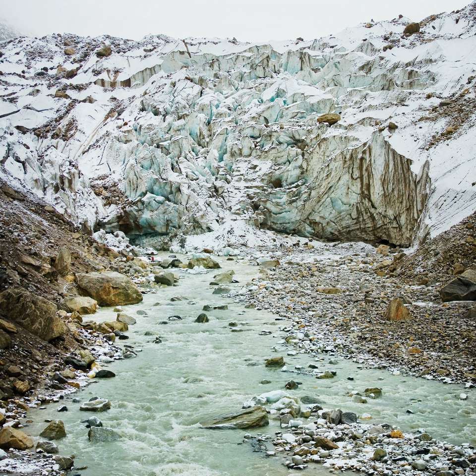 скалиста река между скалисти планини през деня онлайн пъзел