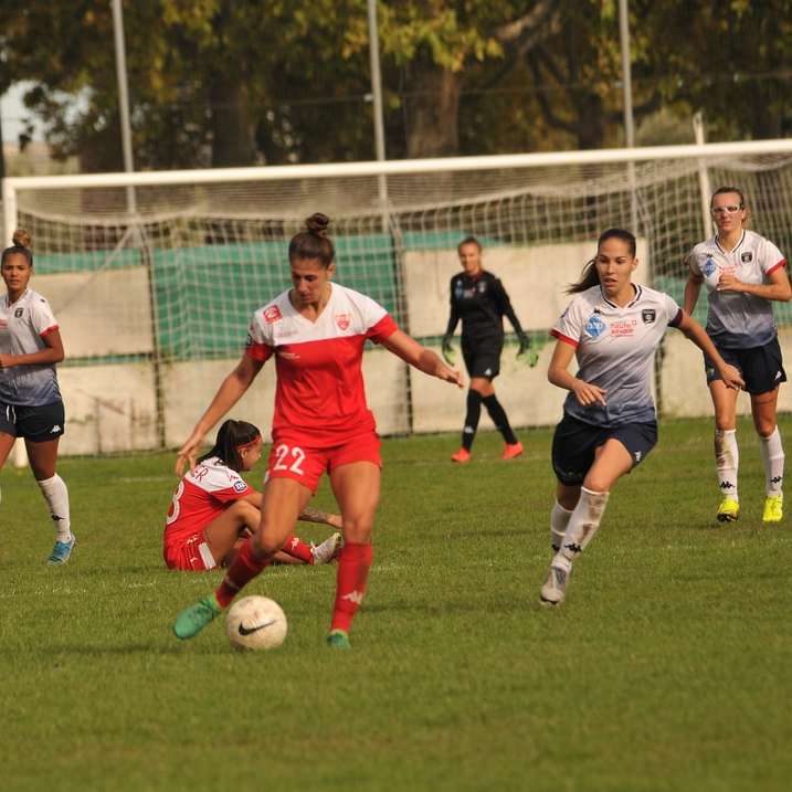 vrouwen voetballen op veld overdag online puzzel